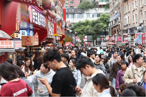 民生路游客如织。