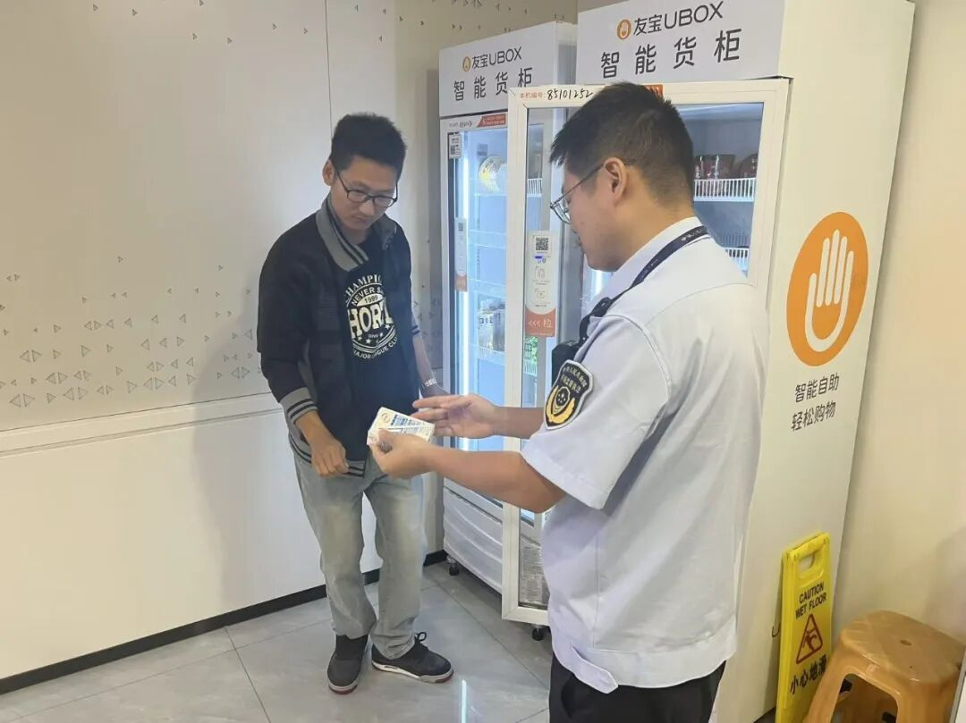 执法人员检查现场。