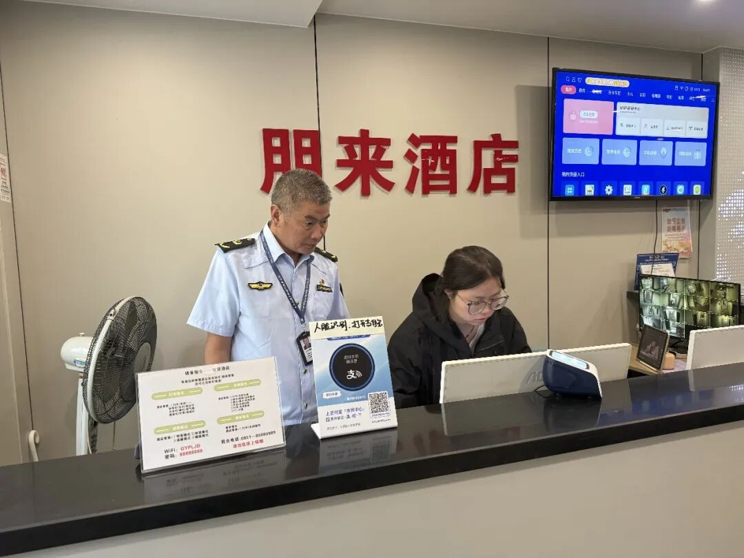 执法人员检查现场。