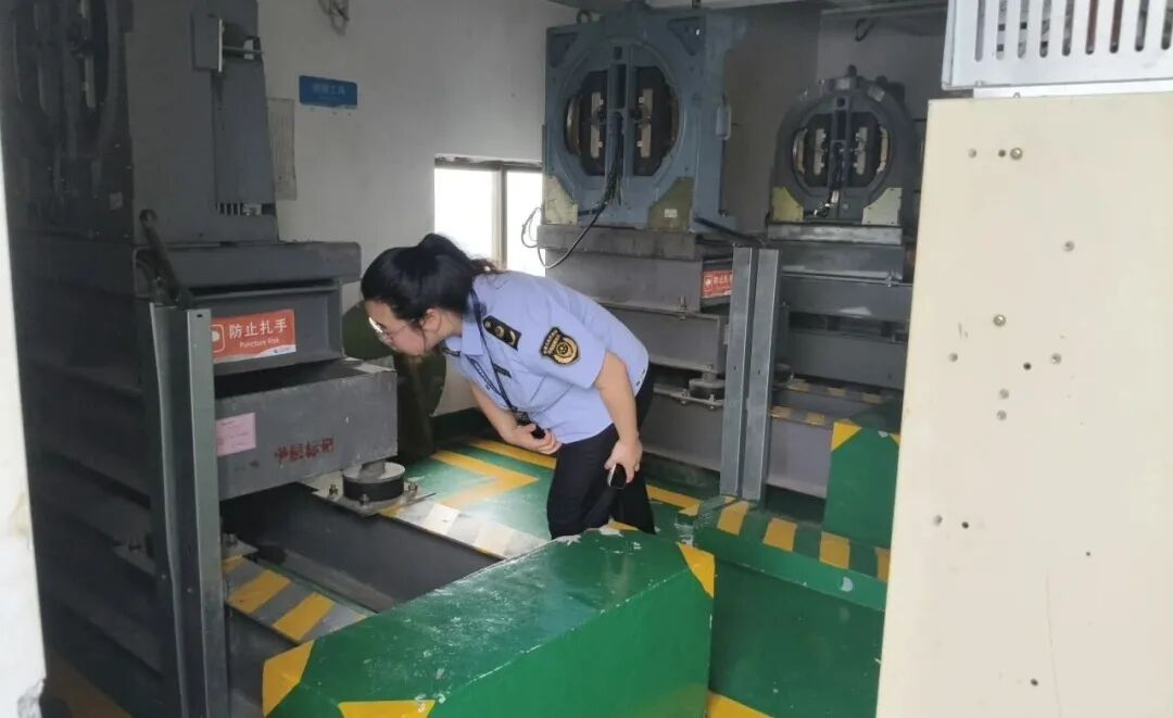 执法人员检查现场。