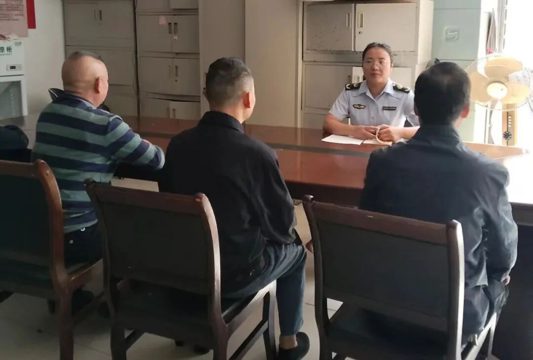 执法人员检查现场。
