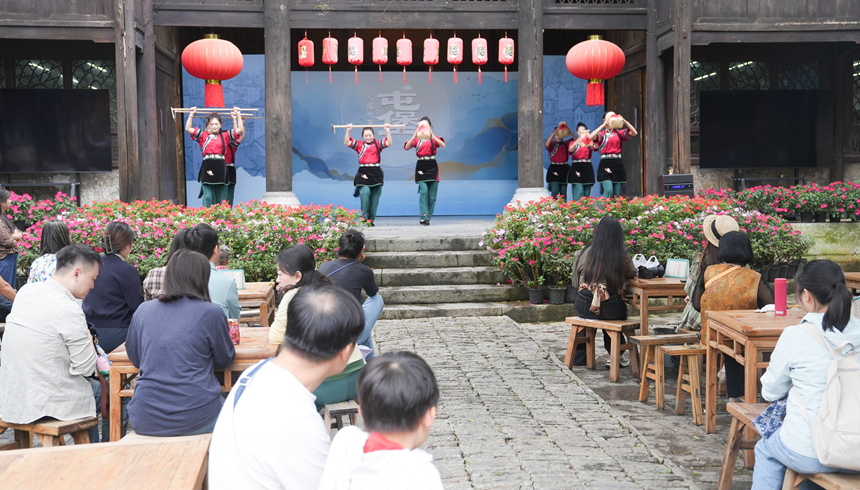 國慶期間天龍屯堡景區迎客來 沉浸式感受“大明遺風”。