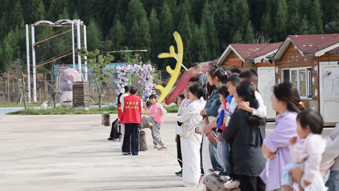景區工作人員在做文明勸導。