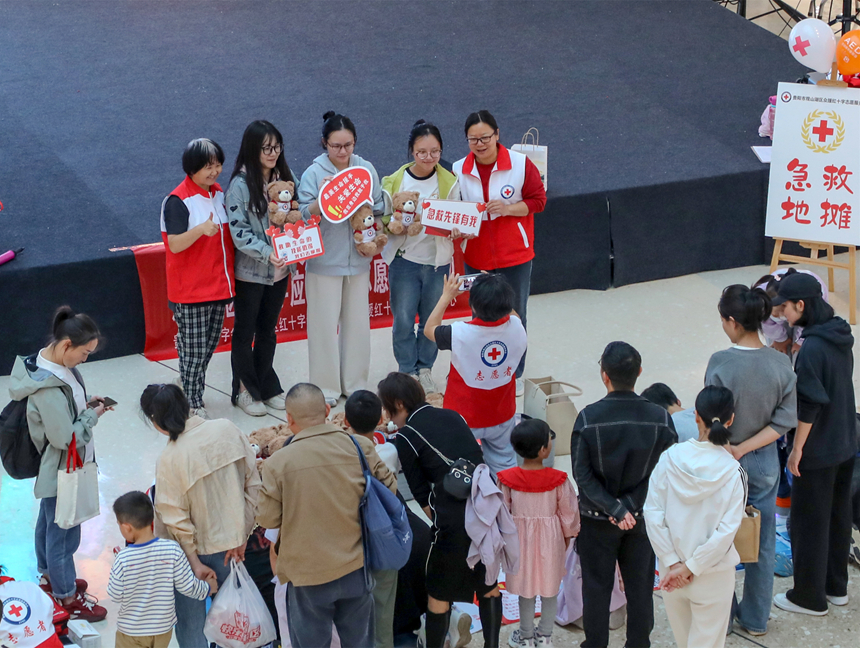 4、廣州游客朱朱（前排右三）和好友水水（前排右二）來觀山湖區旅游，收獲了別樣禮物。