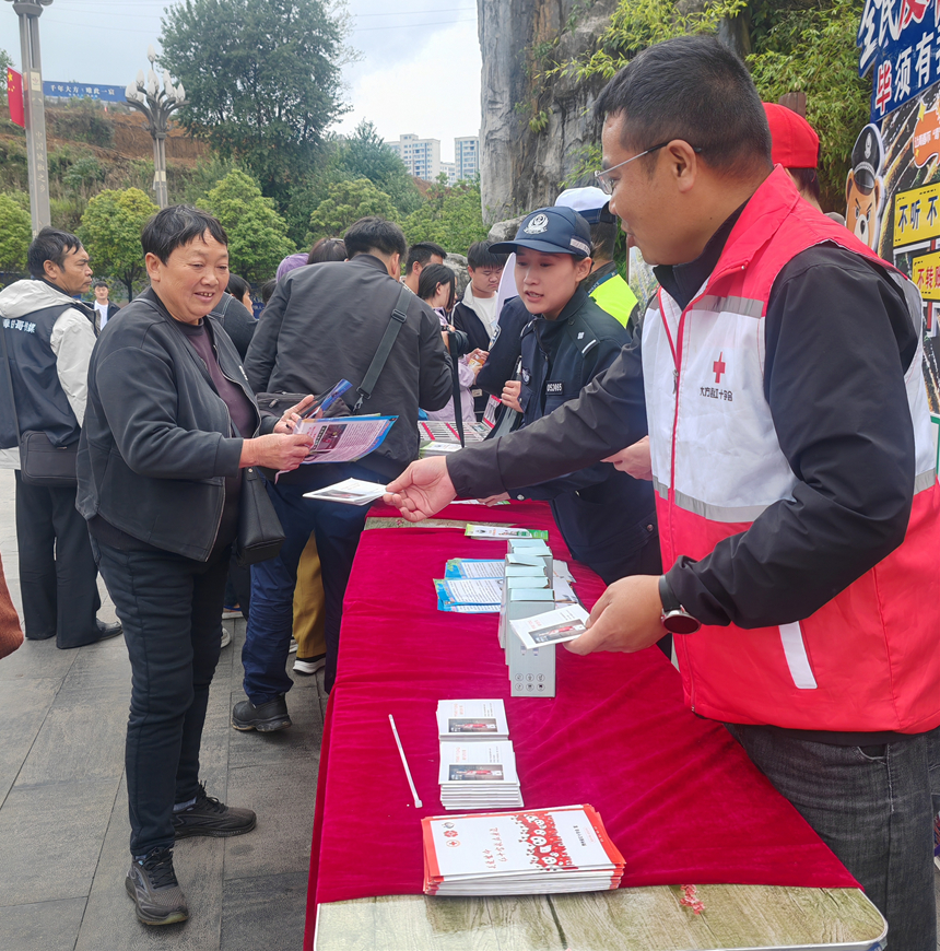 6、大方縣紅十字志願者在奢香古鎮大地指紋音樂會參與應急救護志願服務。