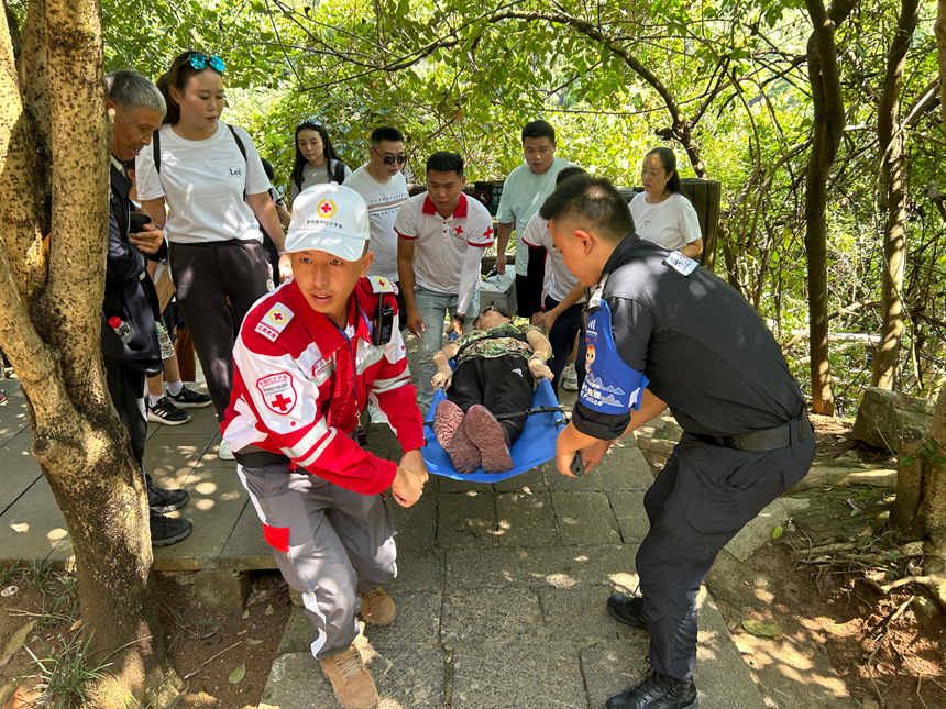 8、黔西南州紅十字同心救援隊在馬嶺河峽谷景區救助受傷游客。