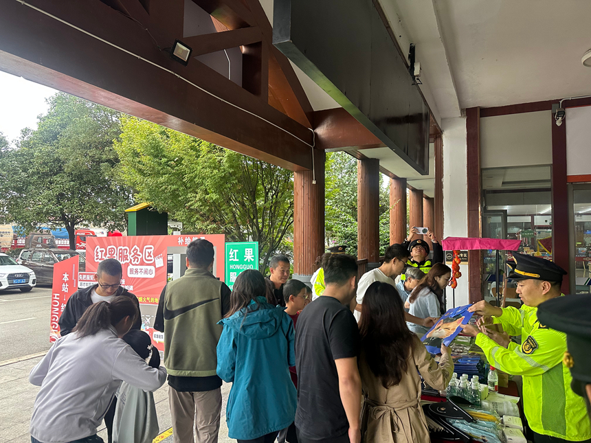 3、10月5日，紅果服務區舉辦國慶特色主題活動，司乘現場參與。羅文玉攝