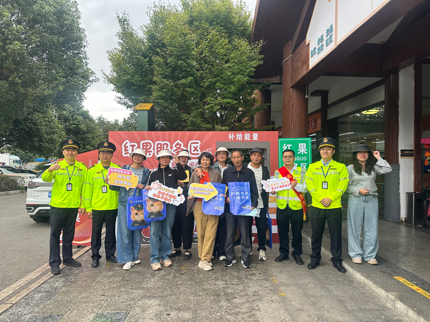 4、10月5日，紅果服務區聯動貴州省交通運輸綜合行政執法三支隊三大隊、盤州雲禾牧景文創等多家單位舉辦國慶特色主題活動 司乘紛紛打卡。羅文玉攝
