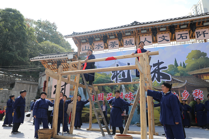 石阡村味石固主場表演傳統立房子。孫偉