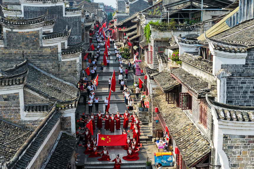 贵州黎平：感党恩 庆国庆