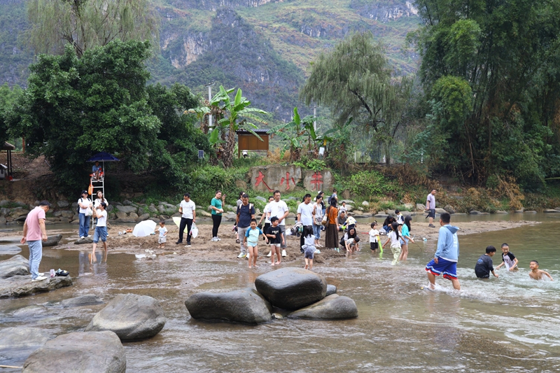 游客在大小井風景名勝區玩水。