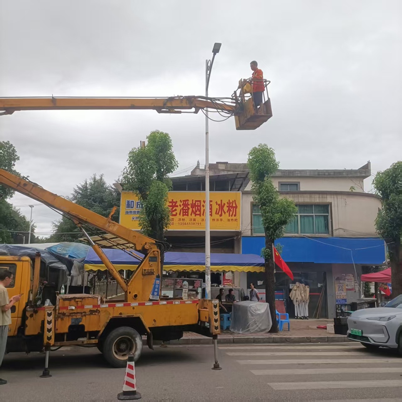 图为：维修人员正在对路灯进行维修