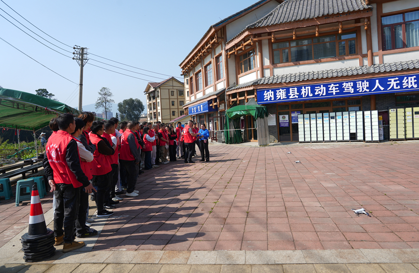 2026年10月9日，貴州省畢節市納雍縣宣慰街道社區廣場，無人機駕駛員培訓老師在講解無人機起飛注意事宜。 楊 英 攝