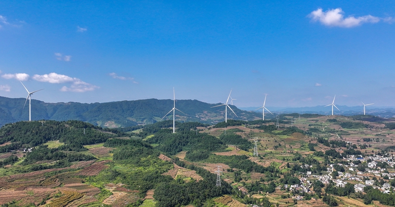 在黔西市重新風電場，風機矗立山巒間，把山間風能轉化為清潔電能。熊朝光攝