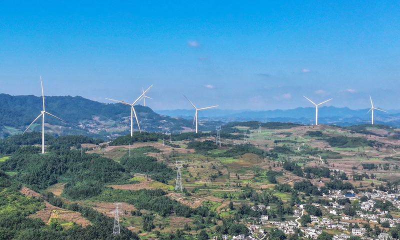 在黔西市重新風電場，風機矗立山巒間，把山間風能轉化為清潔電能。熊朝光攝