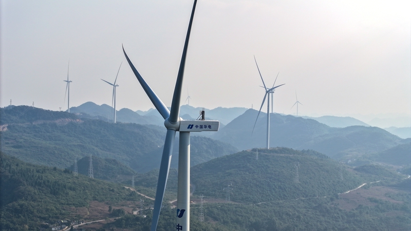 在黔西市花溪將軍山風電場，風機矗立山巒之間，把山間風能轉化為清潔電能。熊朝光攝