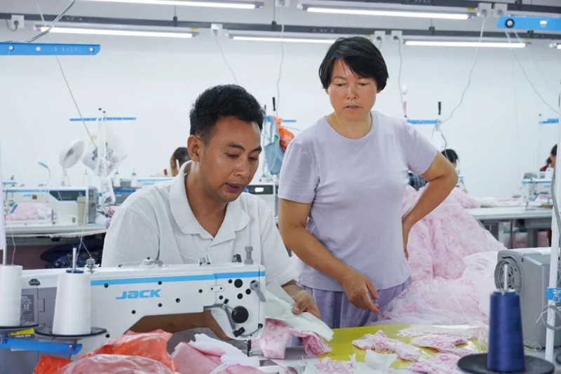 1【萬山鎮麻音塘社區制衣廠內 技術師傅向新員工講解技術要點】.jpg