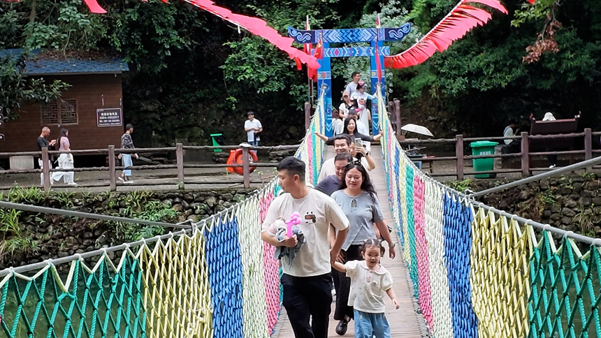 游客在掌布景區打卡拍照。