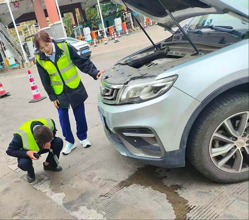 工作人員幫助排查故障車輛。