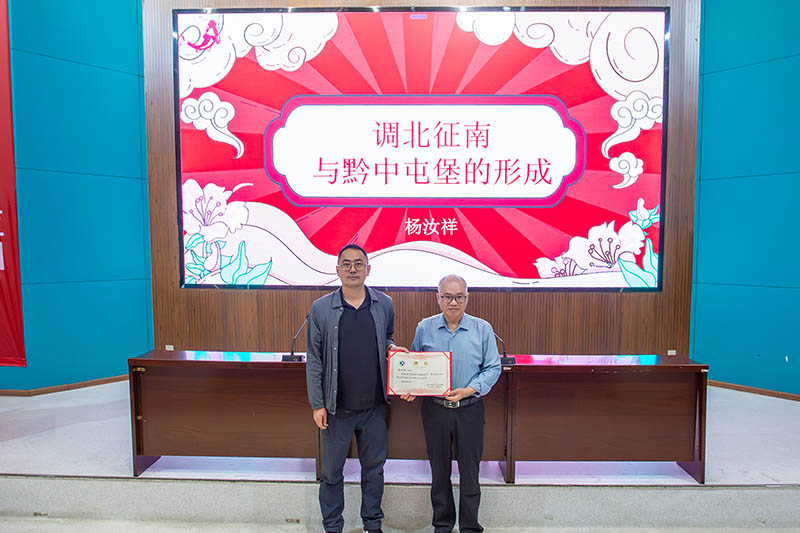 颁发客座专家聘书。