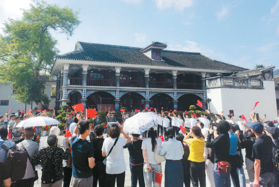 游客在遵義會議紀念館參觀。遵義會議紀念館供圖