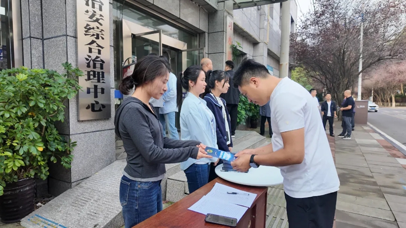 工作人員發放宣傳資料，普及矛盾糾紛化解相關知識。羅霜 攝.jpg