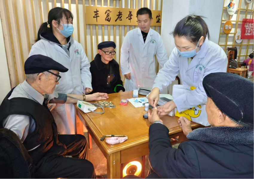 医护志愿者为社区老年人进行基础疾病体检。