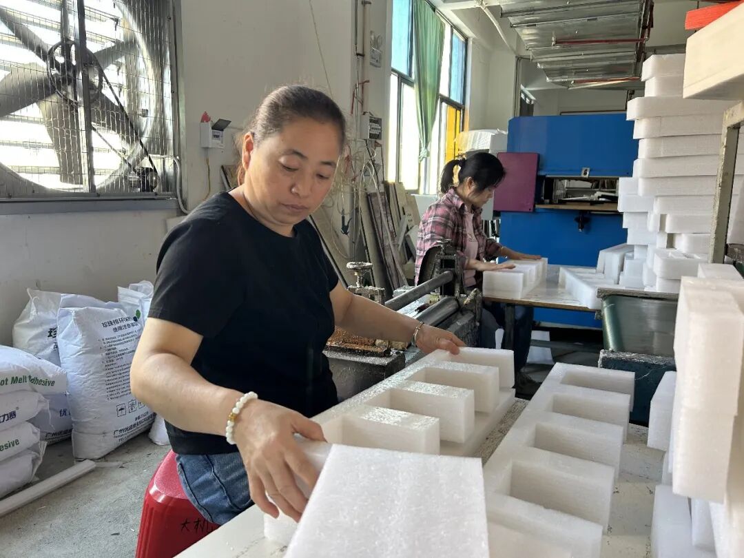 务工群众加工产品。
