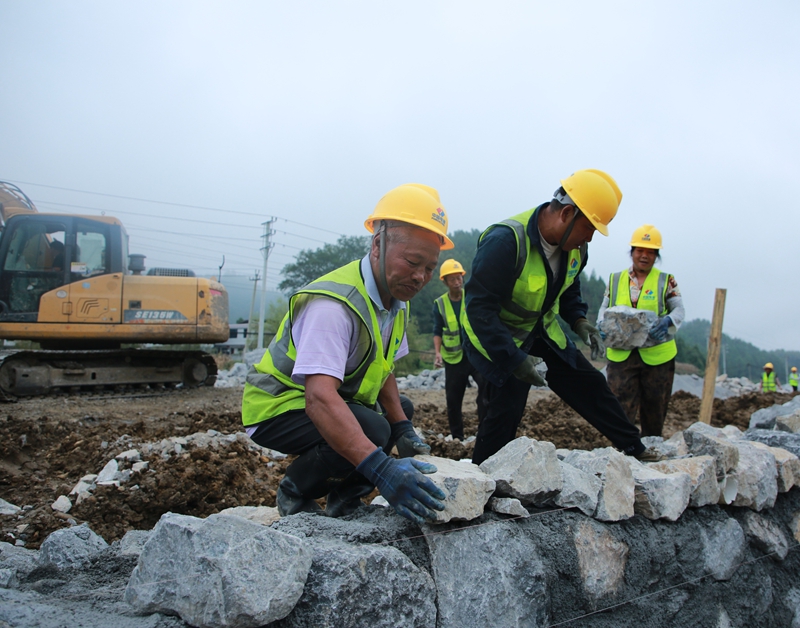 4图为印江自治县木黄新光储能电站项目建设施工现场  梅亚军摄.jpg