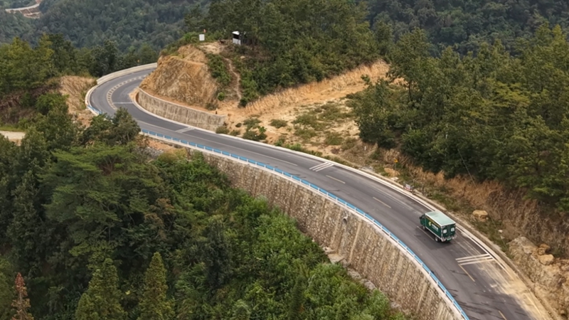 郵政物流車走進鄉村.jpg