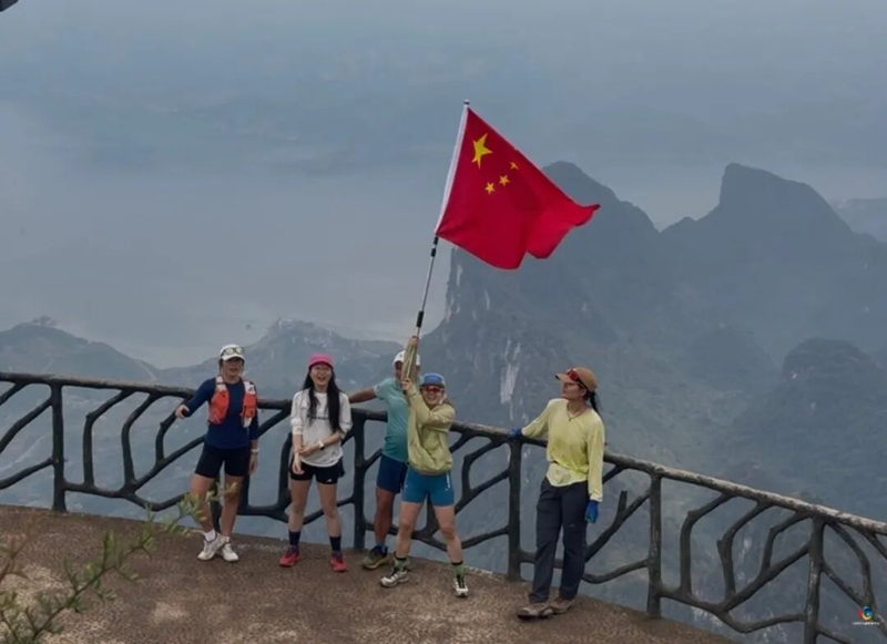 登頂老王山的游客.jpg