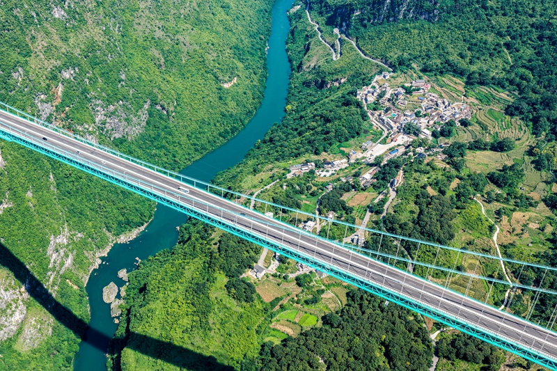 4、汽車行駛在花江峽谷大橋。.jpg