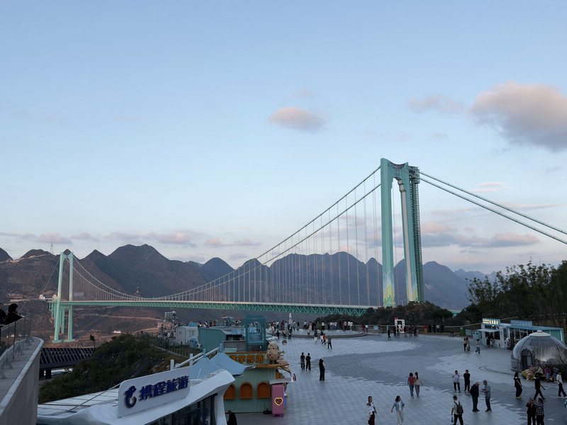 世界第一高桥花江峡谷大桥一景。