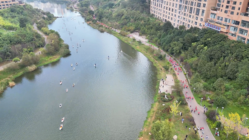 選手們環盤州市南湖公園比賽。