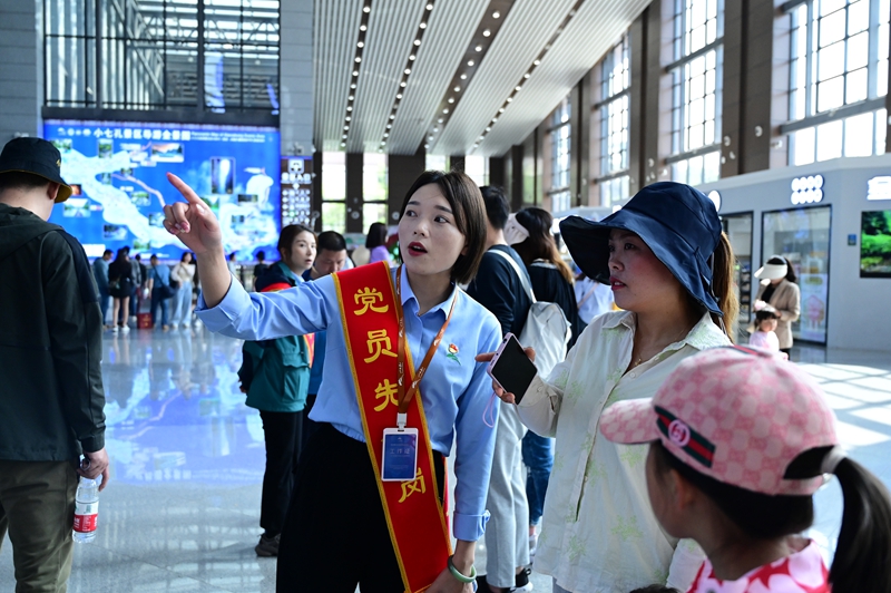 党员志愿者在景区一线服务游客.JPG