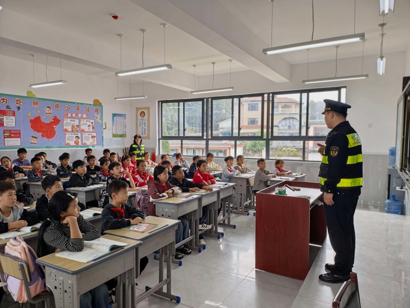 1 图为交通执法人员在董地小学开展交通安全课堂