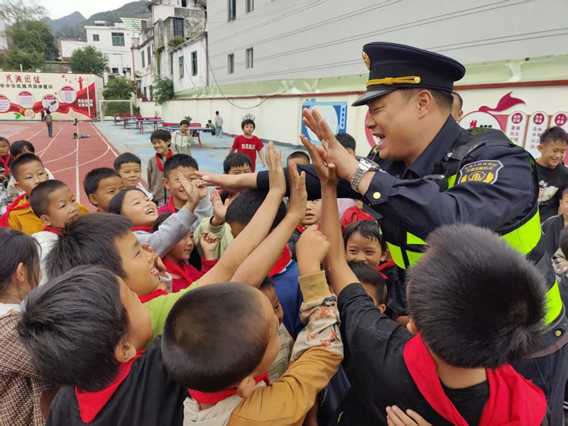 2 图为交通执法人员与立火小学的同学们进行操场问答