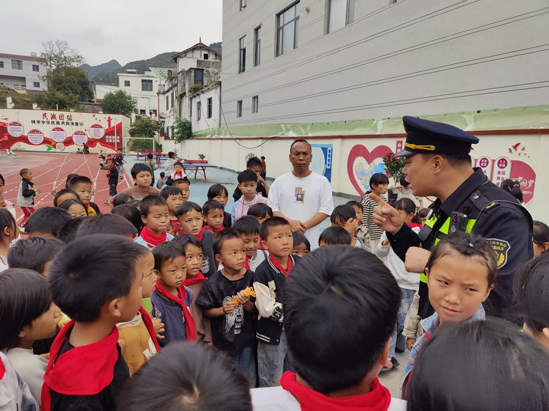 3 图为交通执法人员与立火小学的同学们进行操场问答。