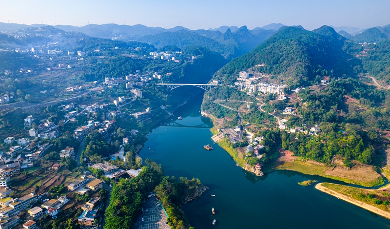 10月11日，黔西市素朴镇乌江上游的六广河段，河流、山川、村庄相互映衬，景美如画。