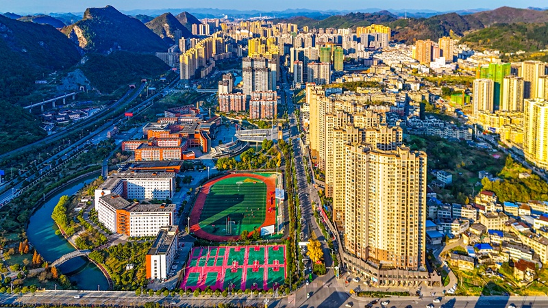 2.瓮安县城雍阳河南部景观（卢锡江 摄