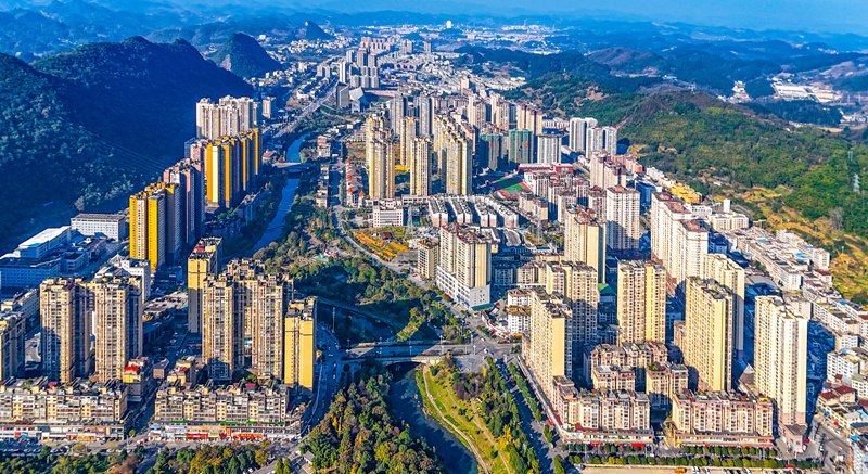3.瓮安县城雍阳河北部景观（卢锡江 摄