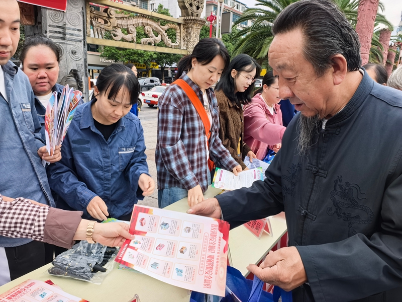 发放宣传资料现场 罗静漪 摄.jpg