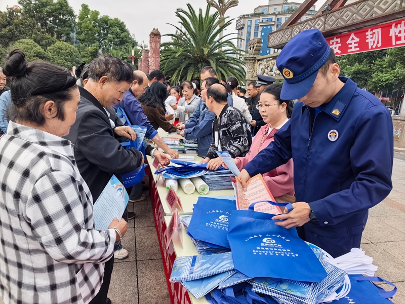 发放宣传资料 罗静漪 摄.jpg