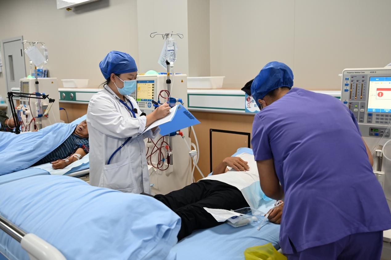 图为桔山街道社区卫生服务中心血透室医护人员查看患者透析指标。