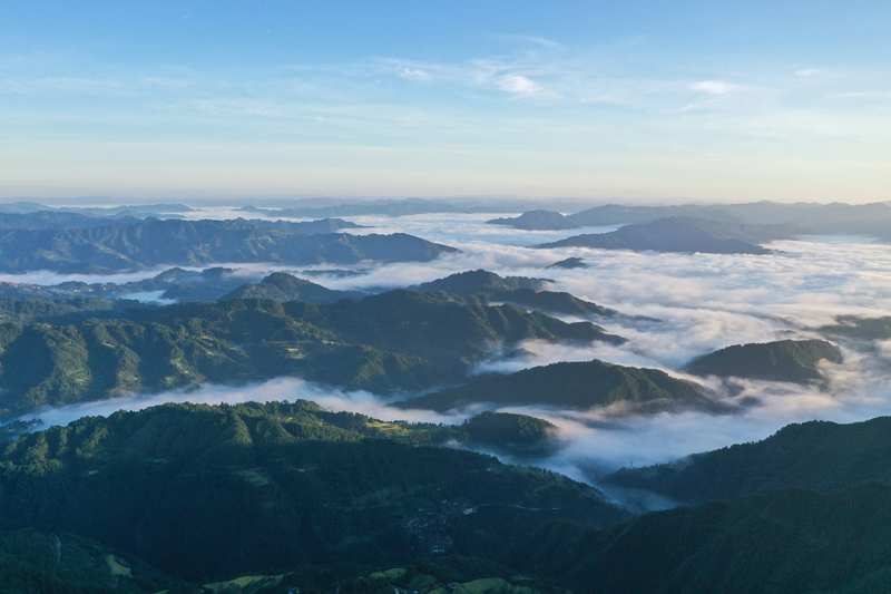 剑河县尖峰岭风力发电场，深秋风车景美如画。万文杰摄
