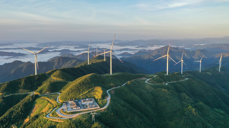 剑河县尖峰岭风力发电场，深秋风车景美如画。万文杰摄
