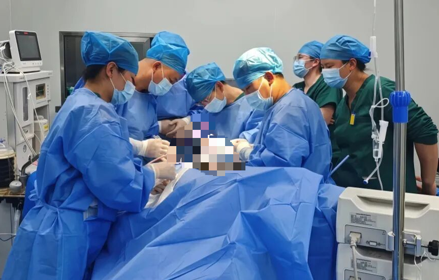 縣域醫療次中心赫章縣河鎮鄉衛生院醫護人員在開展手術。