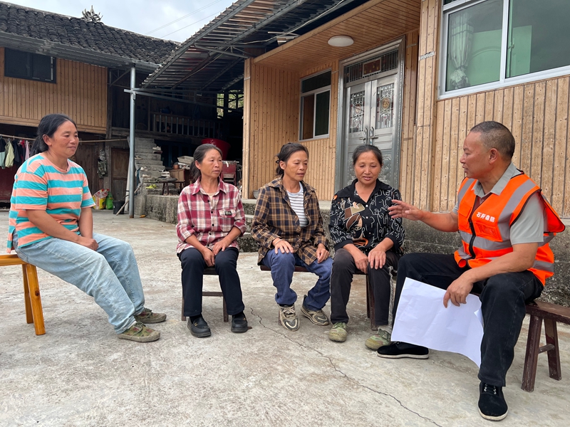 護林員們入戶宣傳森林防火有關知識.jpg