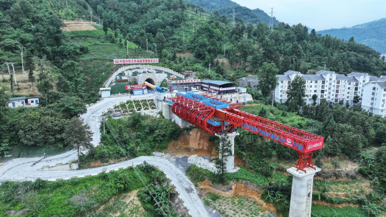 正在建设中的黄百铁路。