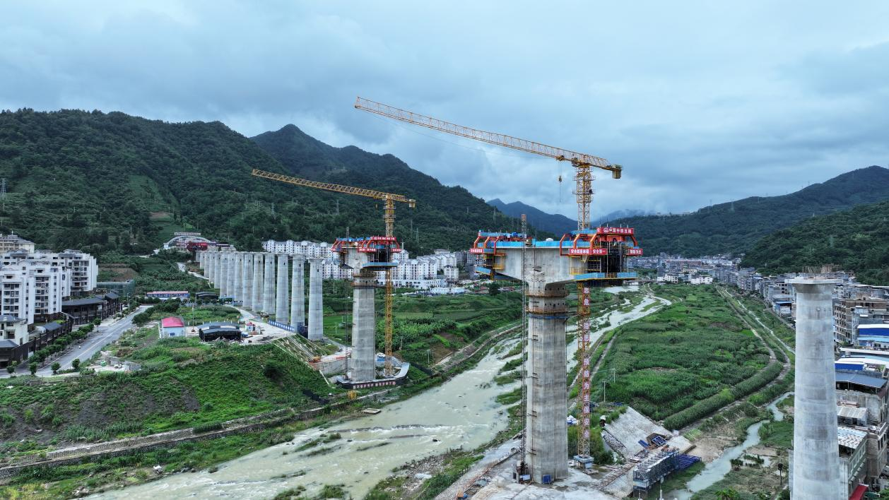 正在建设中的黄百铁路。
